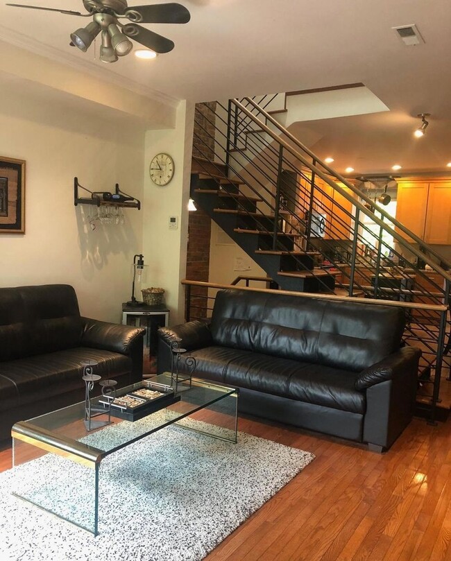 Building Photo - Great 3 BR 2 Bath Row Home in Shaw