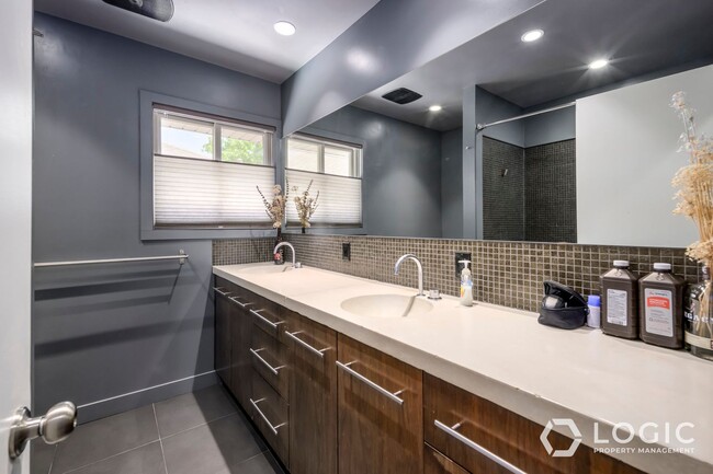Building Photo - Beautiful Home in Excellent Location!