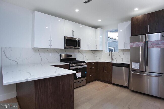 Building Photo - 5844 Fernwood St
