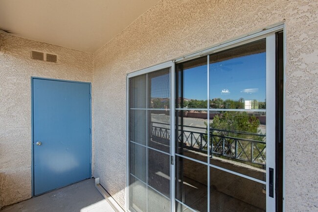 Building Photo - Enormous second story unit in upscale gated Summerlin community
