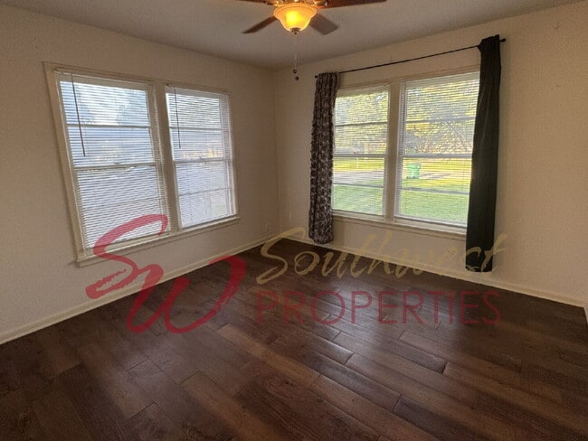 Building Photo - 4 bedroom 2 bath, great neighborhood! One ...