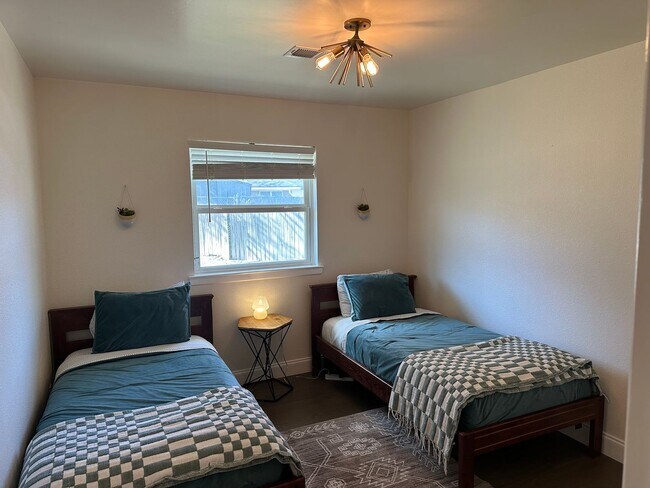 Building Photo - *** Near Domain * Stunning 4 Bedroom House * Fully Furnished * Designer Decorated * High End Luxu...