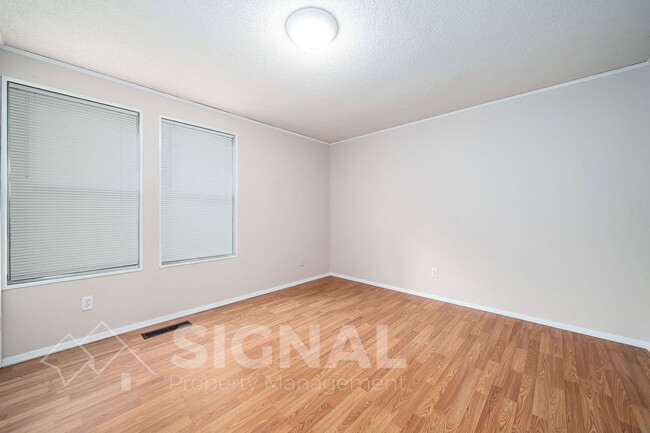 Building Photo - 5040 Oak Leaf Cir