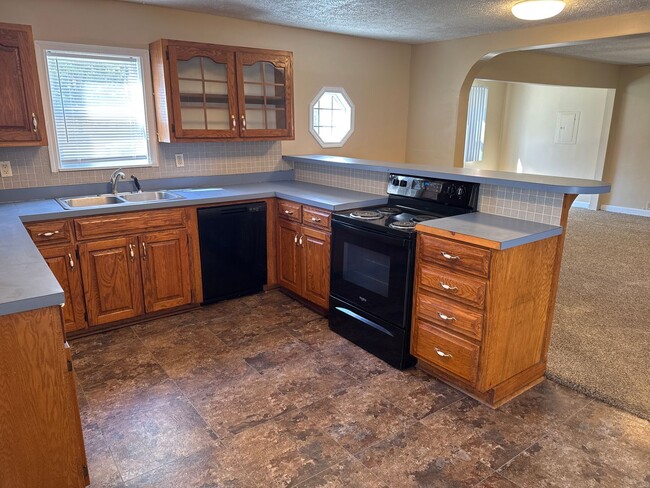 Building Photo - 3 Bedroom 2 Bath in Republic!  $1295
