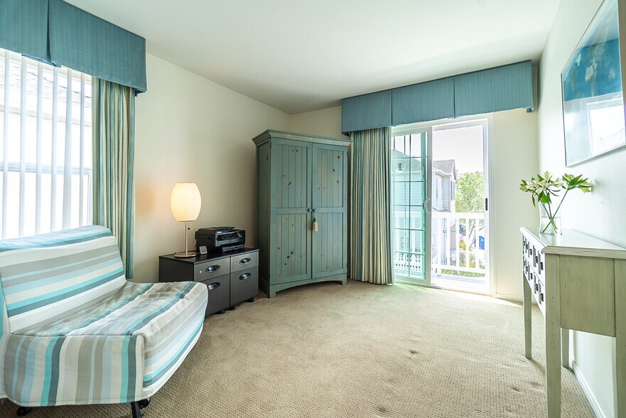 Building Photo - 1556 Hyannis Ln