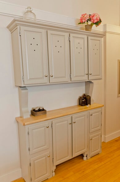 Hutch - 6418 Habgood Rd