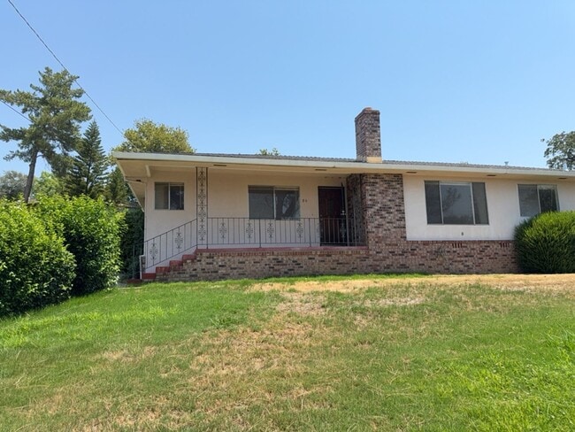 Primary Photo - Charming 3-bedroom, 2-bathroom home is nes...