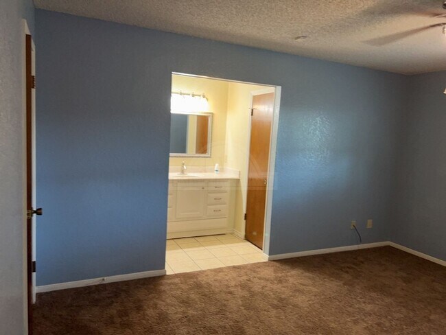 Building Photo - 2733 Phyllis Dr