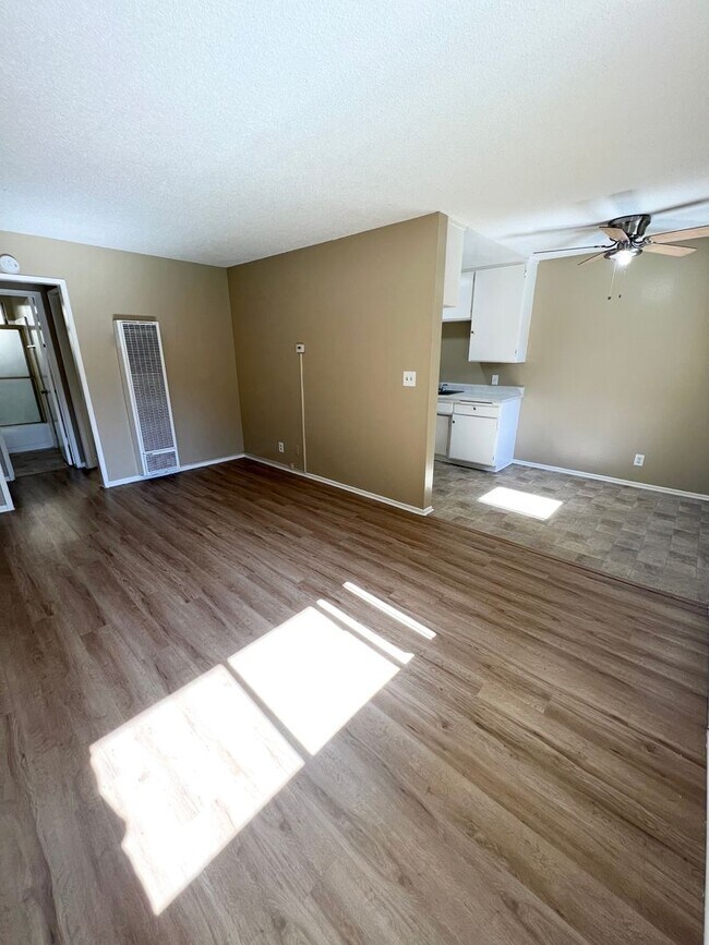 Interior Photo - KORNBLUM 3 (Sunrise Apts)