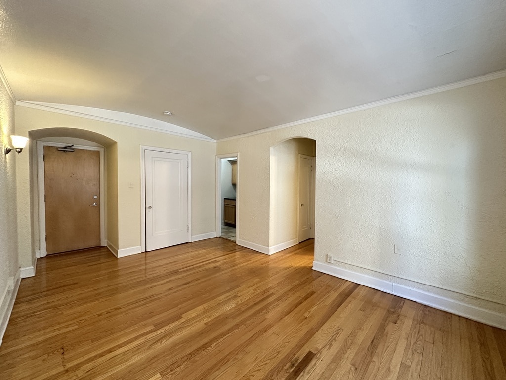 Building Photo - 566 W Arlington Pl