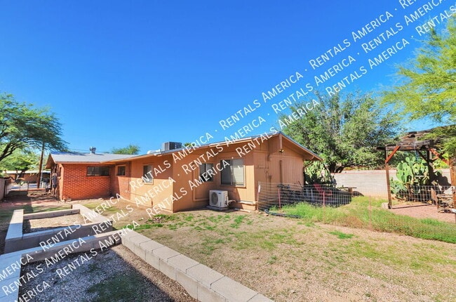 Building Photo - 2118 N Rita Ave