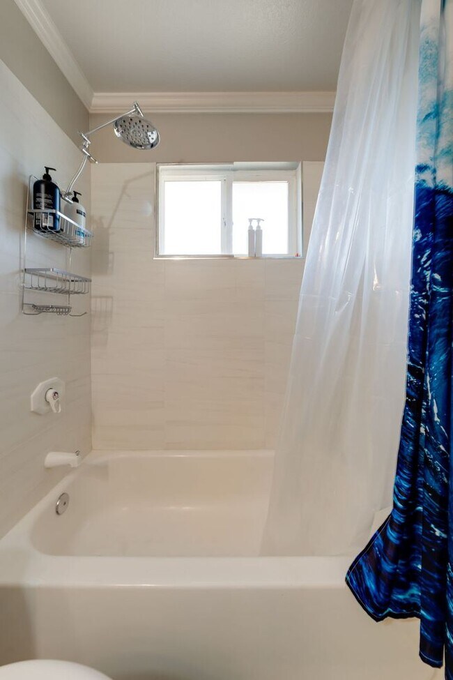 Building Photo - Charming 2 Bedroom Duplex with Private Backyard & Garage!