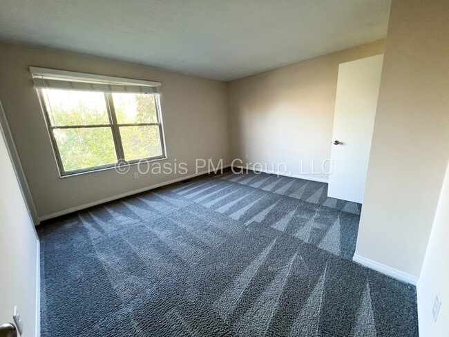 Building Photo - 1449 Valley Dr