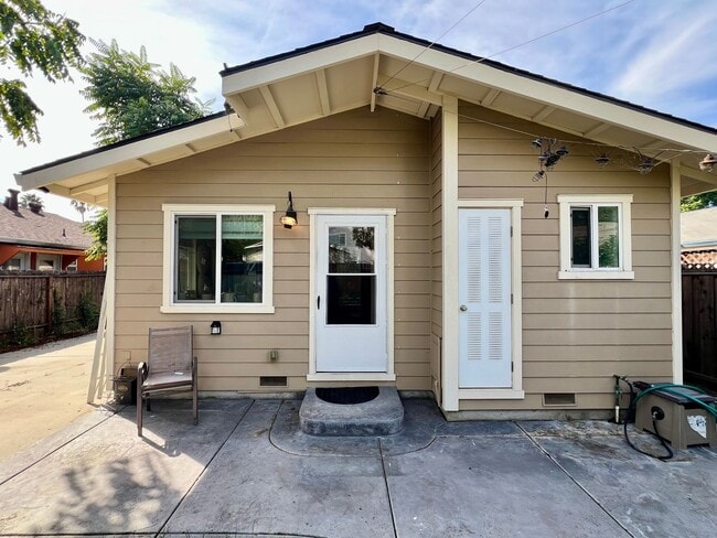 Primary Photo - Cozy 1 bedroom with Kitchenette available ...