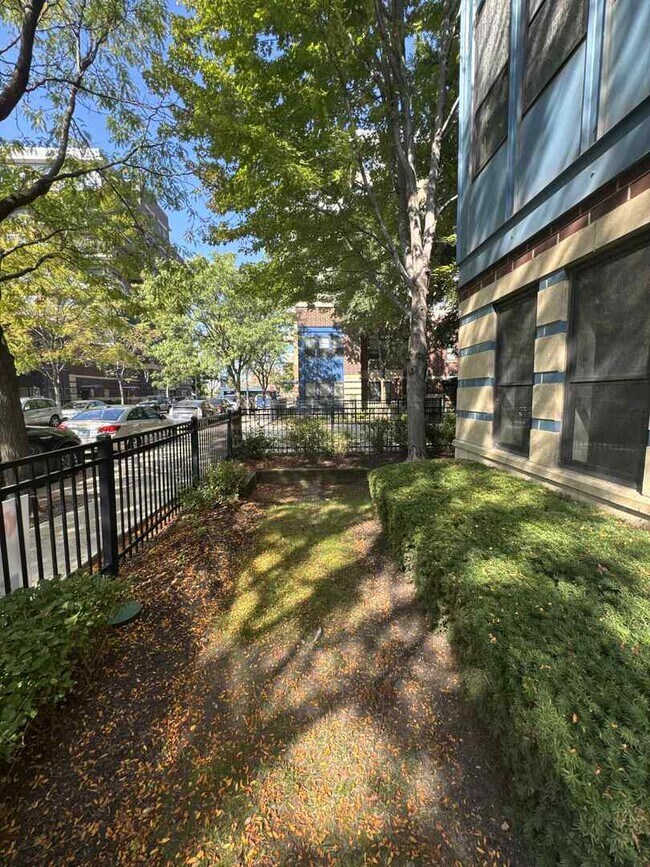 Building Photo - 1153 N Cambridge Ave