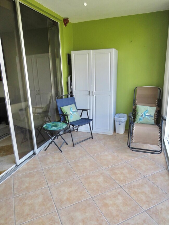 Building Photo - 2601 S Palm Aire Dr