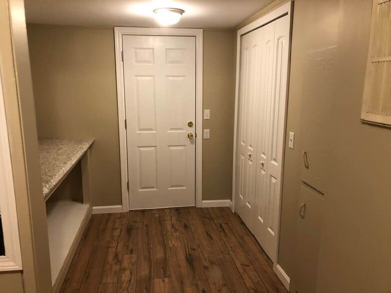 Building Photo - 2188 E Parkwood Ave