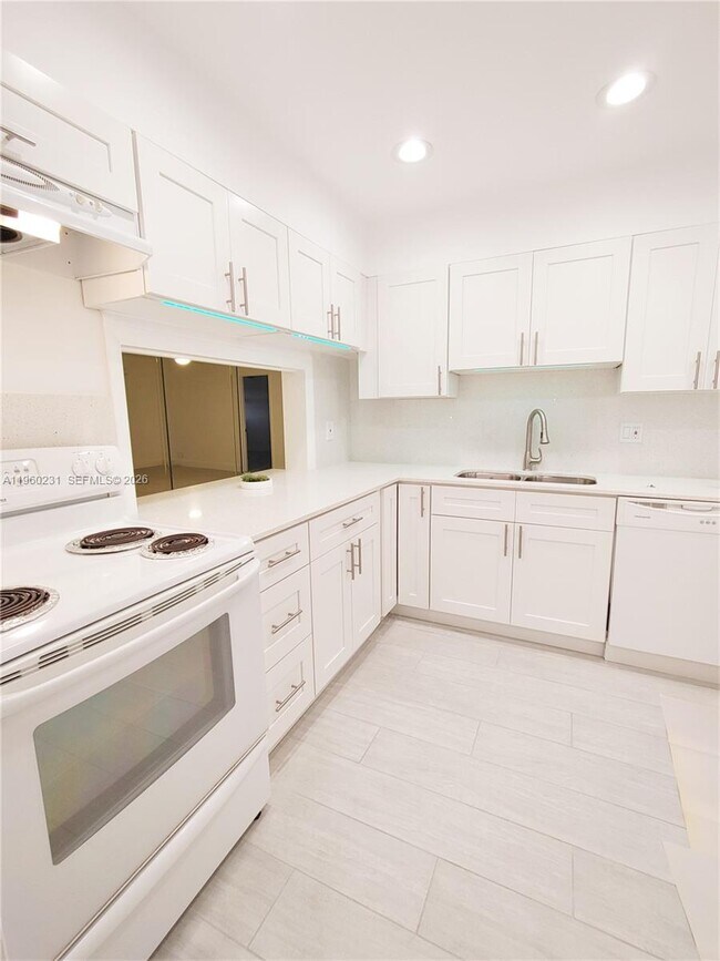 Building Photo - 215 SE 3rd Ave