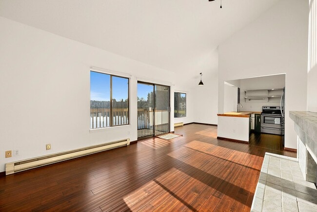 Building Photo - Top-Floor Condo with Panoramic Lake Easter Views, Vaulted Ceilings & Modern Updates!