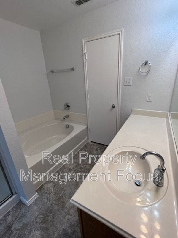 Building Photo - 1004 Trickham Dr