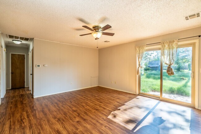 Building Photo - Stunning 3 Bed 1 Bath in amazing area