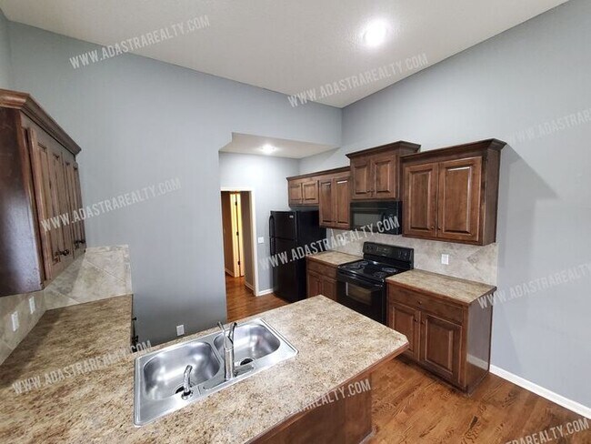 Building Photo - Beautiful and Spacious Olathe Townhome-Available in APRIL!!!