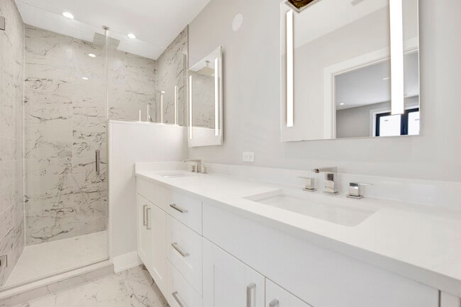 Building Photo - 2221 W Lawrence Ave