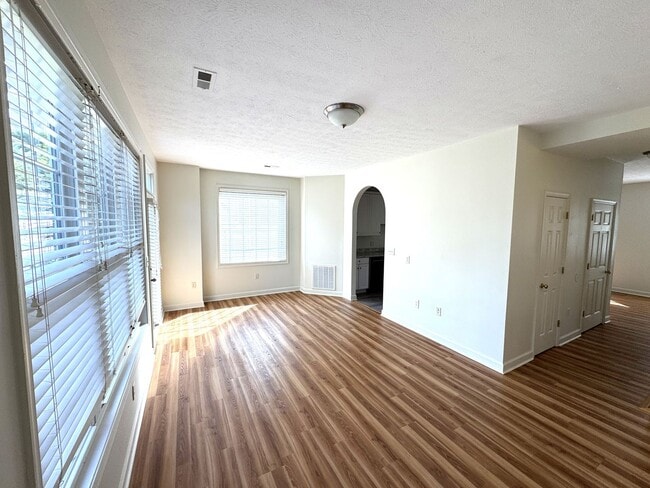 Building Photo - Taylor Spring Townhouse With Garage and Basement
