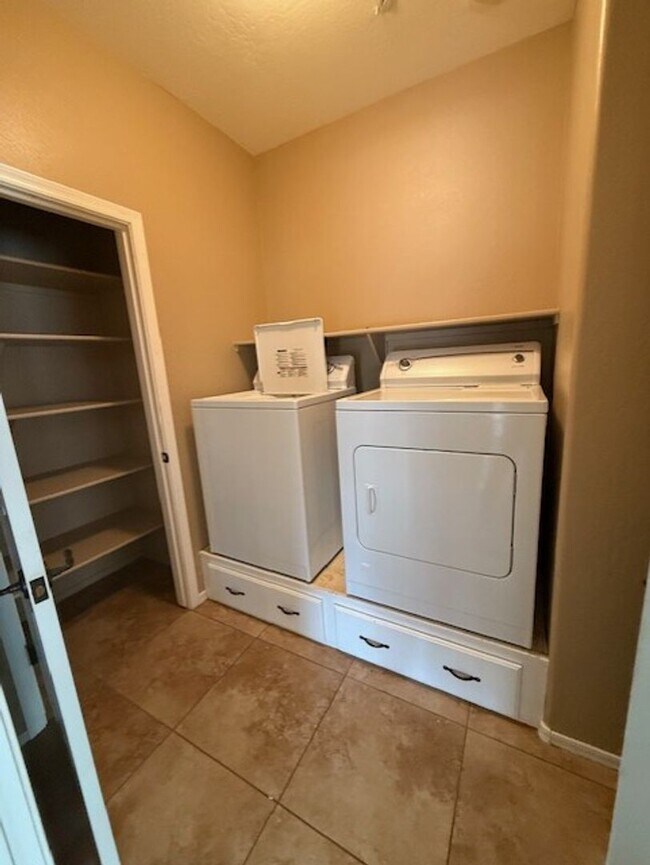 Building Photo - 2 Bedroom 2 Bath in Mountain Gate Contact ...