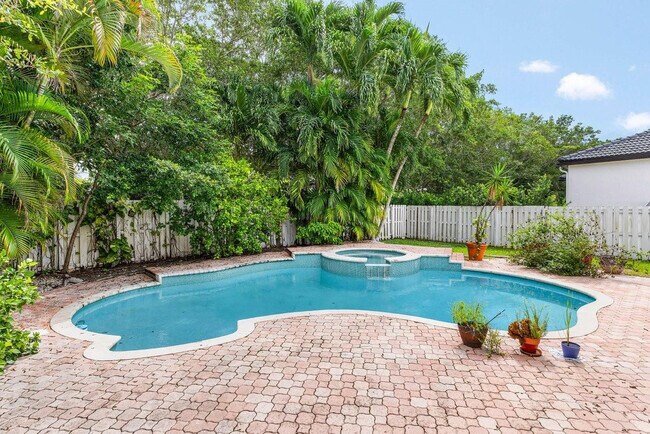 Building Photo - 1325 Camellia Cir