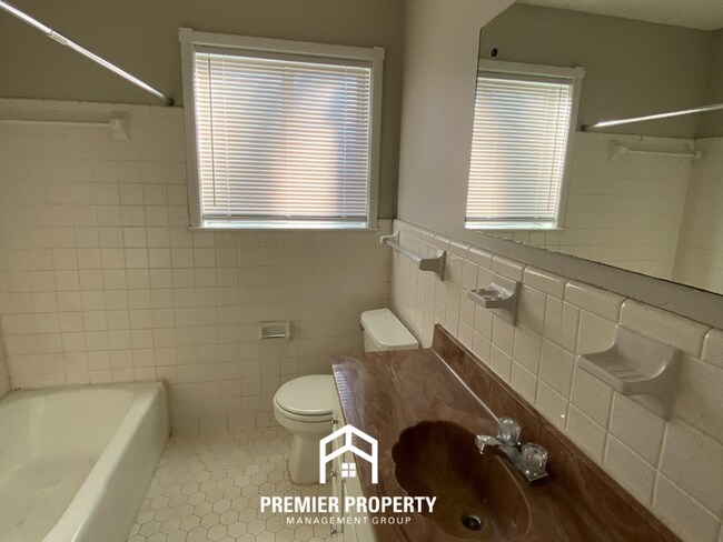 Building Photo - Spacious 4BR/2BA Memphis Home with Den, Fireplace & 2-Car Garage