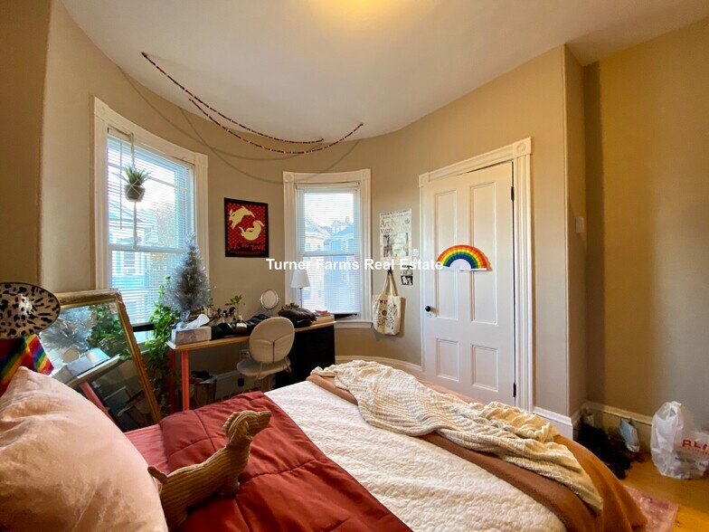 Building Photo - 13 Sachem St