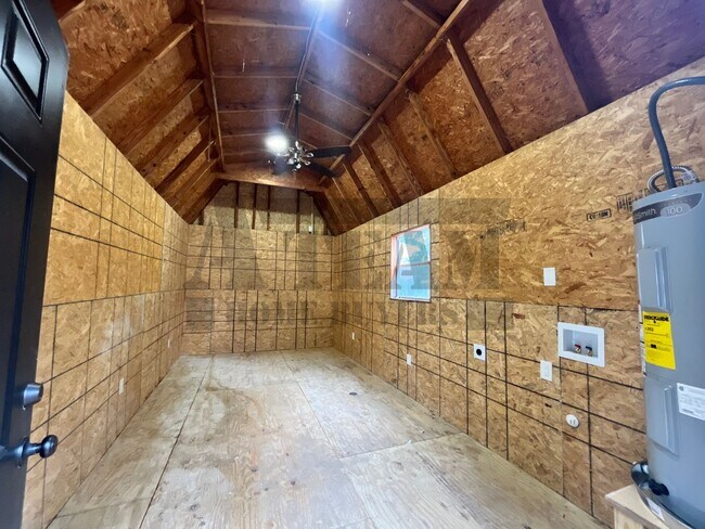 Building Photo - This beautifully remodeled 2-bedroom, 1-bathroom home