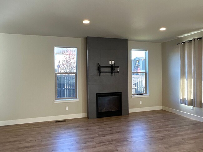 Building Photo - Beautiful 3 Bedroom Home in Tuscany Pines