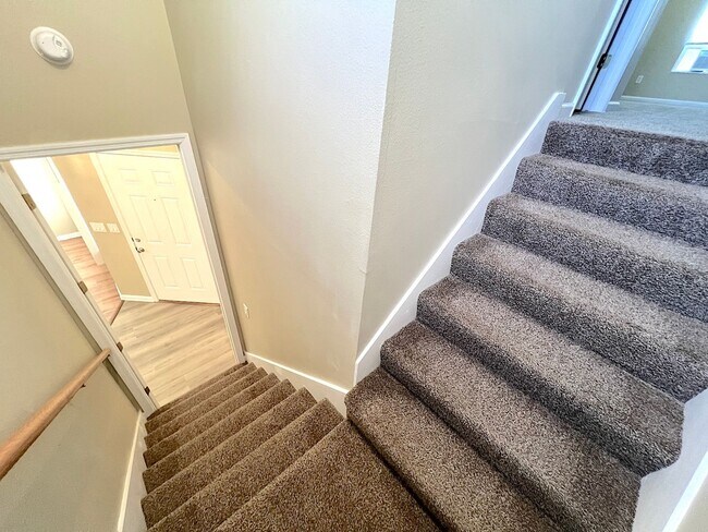 Building Photo - Huge 4 Bed 3 Bath 2 Car Townhome w FENCED YARD  for Rent!