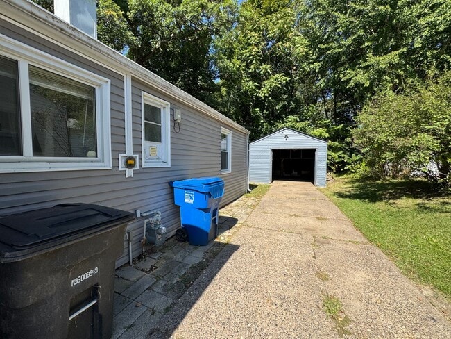 Building Photo - 3 Bedroom Molette with Ravine Views – $1300