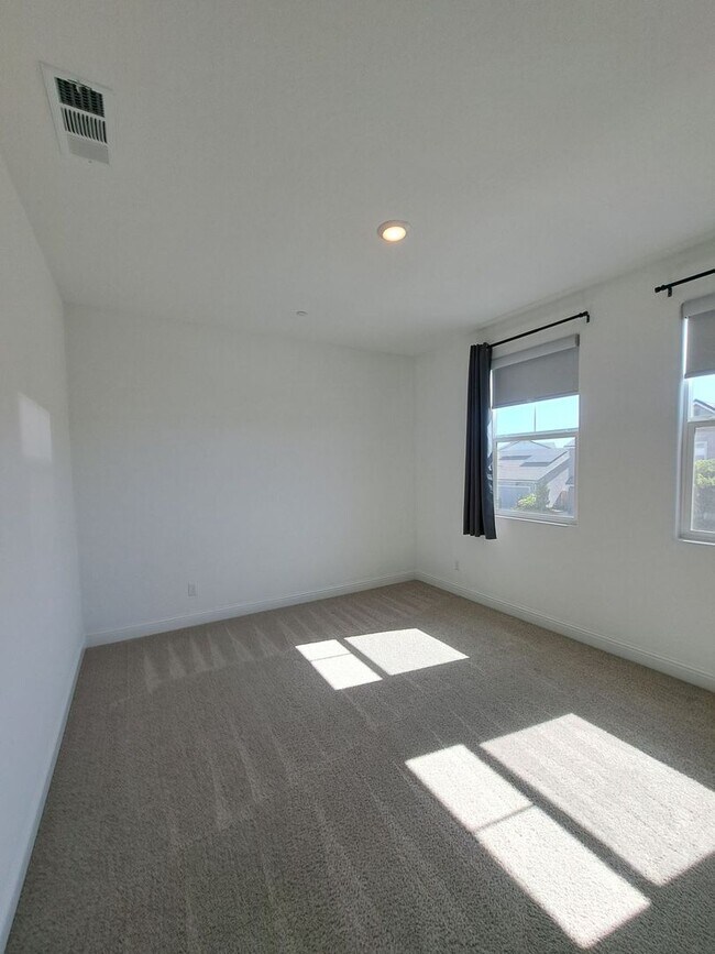 Building Photo - 911 Blue Oak Lane W