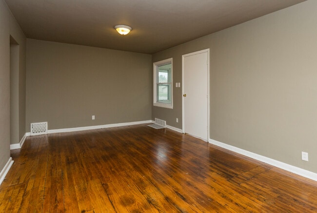 Building Photo - Adorable 2 Bedroom 1 Bath Home
