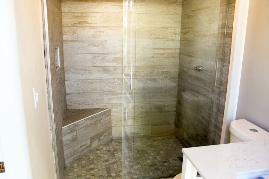 Building Photo - 4457 Floramar Terrace