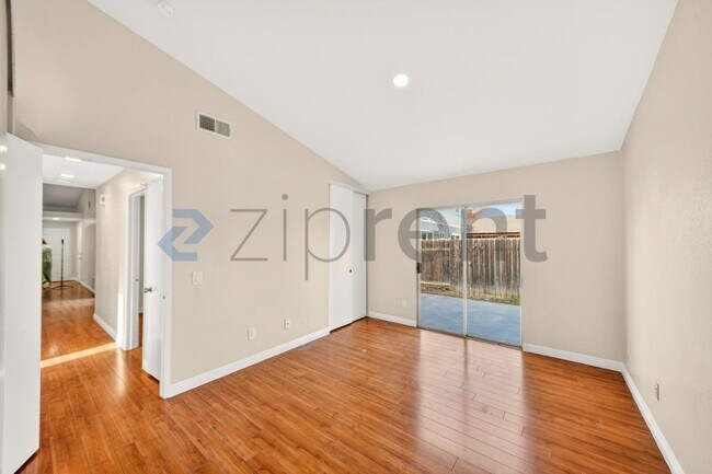 Building Photo - 14359 Parkwood Dr