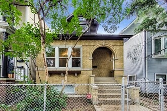 Building Photo - 1521 W Nelson St