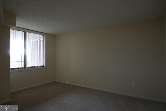 Building Photo - 10101 Grosvenor Pl