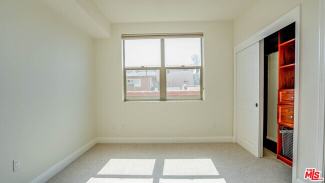 Building Photo - 5037 Rosewood Ave