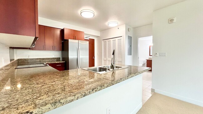 Building Photo - MOVE-IN READY 1 BED/1 BATH/1 PRKG IN 909! ...