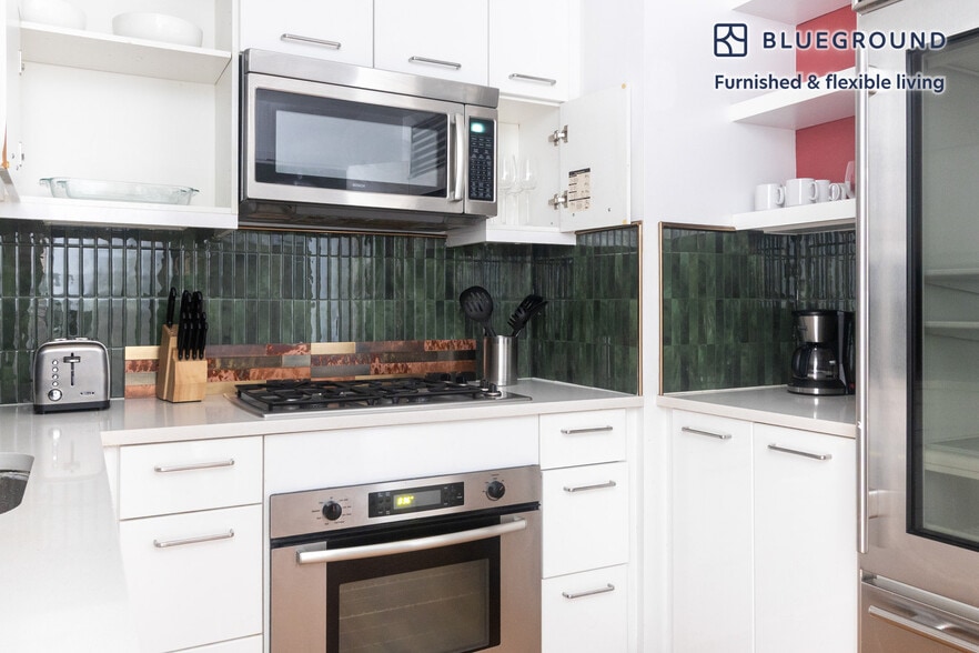 Building Photo - 635 W 42nd St