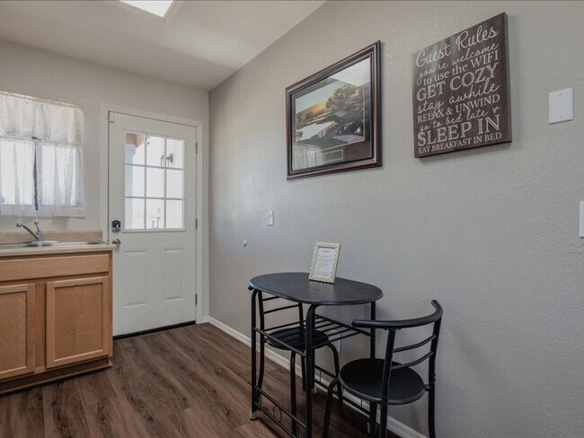 Building Photo - 1 Bedroom 1 Bathroom FULLY FURNISHED! COMM...
