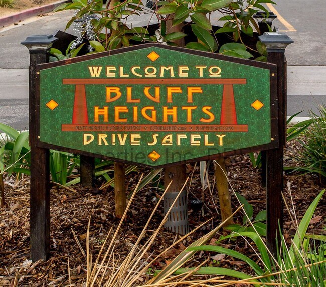 Building Photo - 3034 E Vista