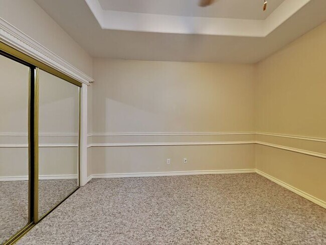Building Photo - *No Application Fee* *$500 off First Month...