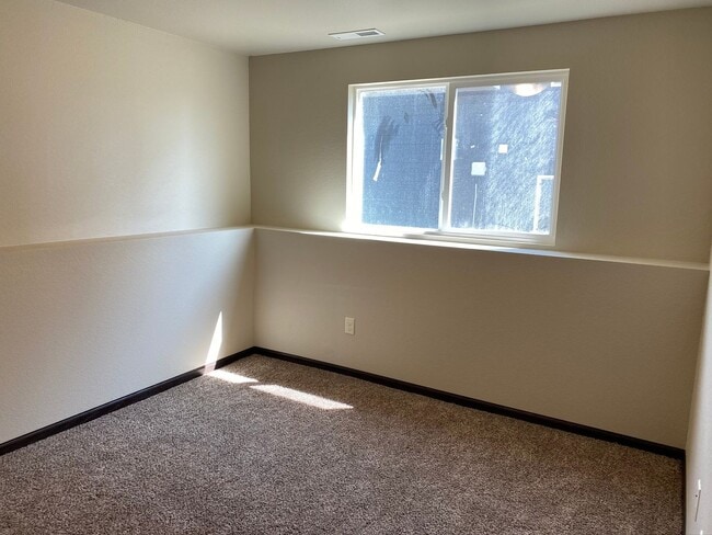 Building Photo - 4 BEDROOM | 2 BATH | DOUBLE GARAGE | RAPID...