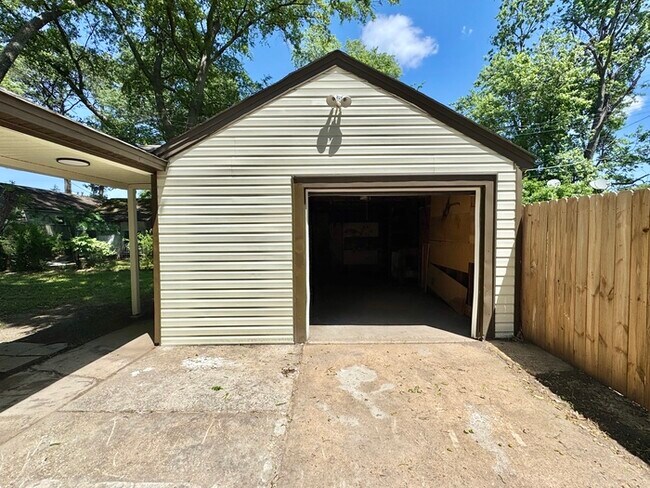 Building Photo - 3922 Pleasant Cove